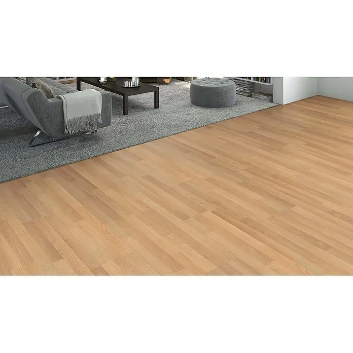 Living by Haro Laminat Sonderedition - Buche, Schiffsboden, 1.282 x 193 x 7 mm - Heller Laminatboden in Holzoptik in einem Wohnzimmer, teilweise sichtbar neben einem grauen Teppich und Möbeln.