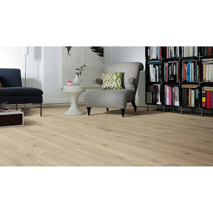Living by Haro Laminat Gigante - Eiche Toronto steingrau, Landhausdiele, 2.200 x 243 x 8 mm - Heller Eichenlaminatboden in einem modernen Wohnzimmer mit verschiedenen Möbeln, der seine natürliche Holzmaserung zeigt.