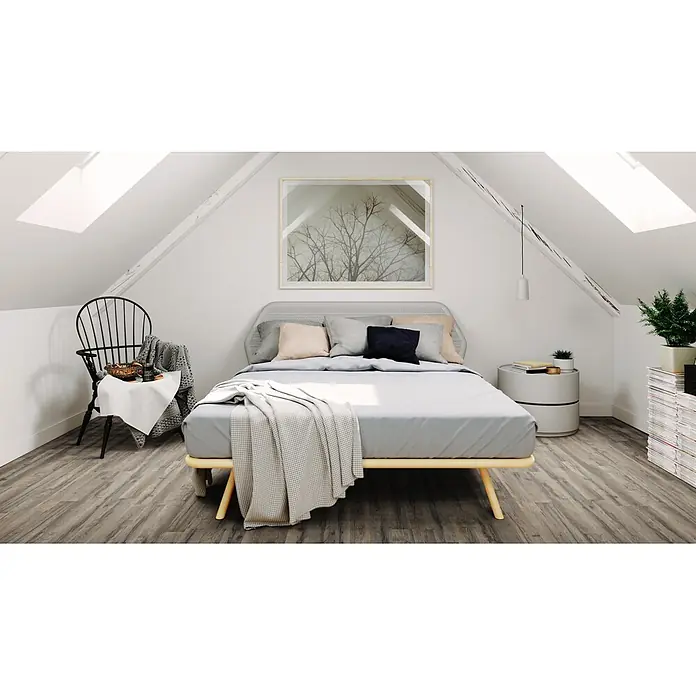 Living by Haro Laminat Sonderedition - Graphiteiche, 2-Stab, 1.282 x 193 x 7 mm - Ein gemütliches Dachschlafzimmer mit Bett, Holzstuhl, Nachttisch und Holzboden. Dachfenster erhellen die weiße Gewölbedecke.