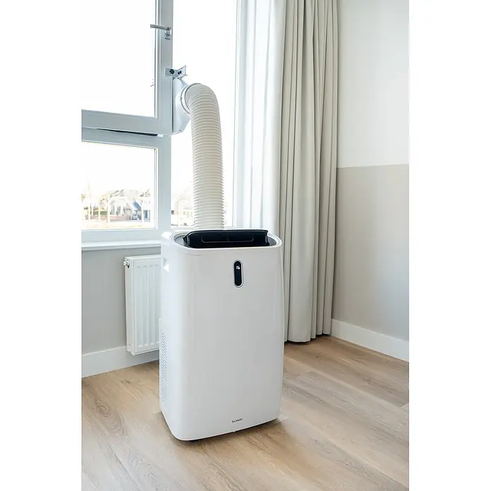 Eurom Adapter Window Way Out - Passend für: Klimageräte bis 18000 BTU - Weißes mobiles Klimagerät mit Schlauch, über ein Fensterkit an ein Fenster angeschlossen, in einem hellen Raum.