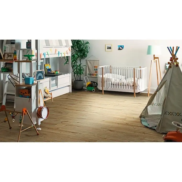 Living by Haro Laminat Sonderedition - Eiche Siena puro, Landhausdiele, 1.282 x 193 x 7 mm - Hellbrauner Holzboden in einem hellen Kinderzimmer.