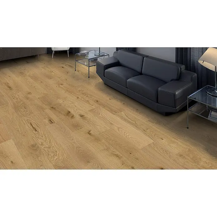 Living by Haro Parkett - Eiche geölt strukturiert, Landhausdiele, 1.085 x 180 x 11 mm - Helle Holzfußböden mit natürlicher Maserung und Ästen, diagonal in einem modernen Wohnzimmer verlegt.