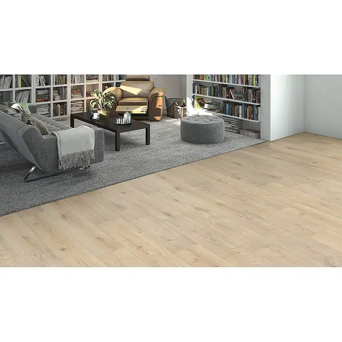 Living by Haro Laminat Sonderedition - Eiche Siena weiß, Landhausdiele, 1.282 x 193 x 7 mm - Helles Holzfußboden mit sichtbarer Maserung, in einem Wohnzimmer verlegt, teilweise bedeckt von einem grauen Teppich.