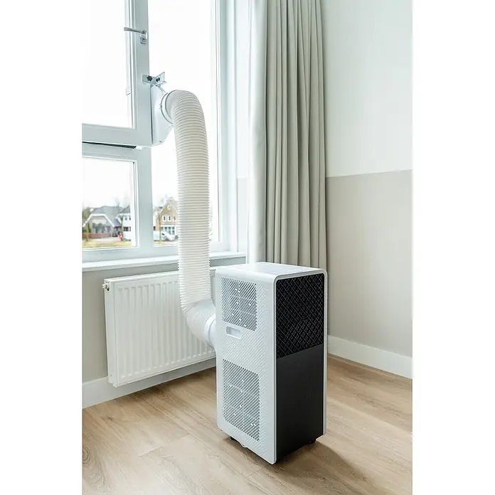 Eurom Adapter Window Way Out - Passend für: Klimageräte bis 18000 BTU - Weiß-schwarze mobile Klimaanlage mit Abluftschlauch, der aus einem Fenster geleitet wird.