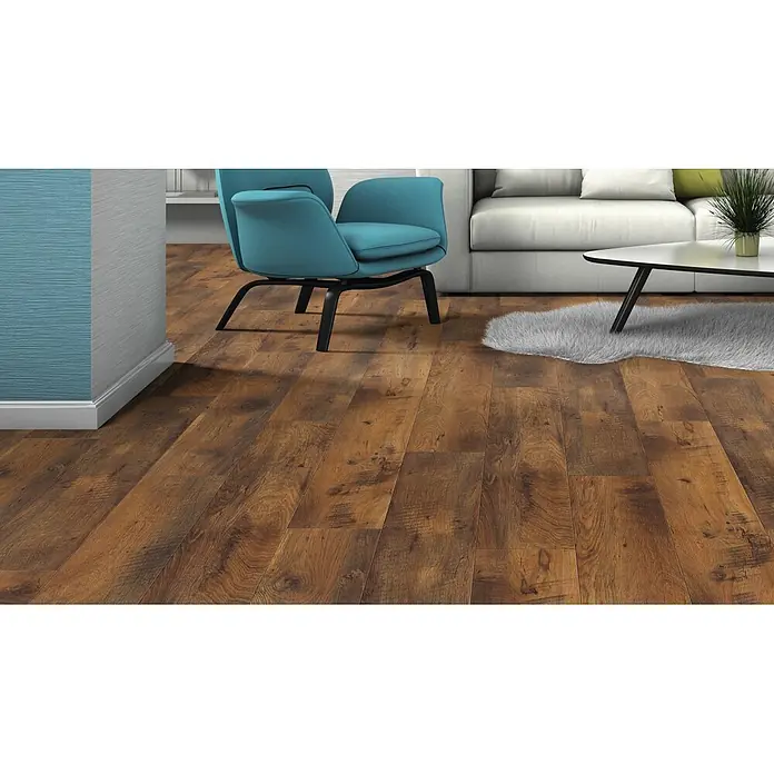 Living by Haro Laminat NKL32 - Eiche Fattoria, Landhausdiele, 1.282 x 193 x 7 mm - Warmer, brauner Laminatboden in Holzoptik mit sichtbarer Maserung und Used-Effekt in einem modernen Wohnzimmer.