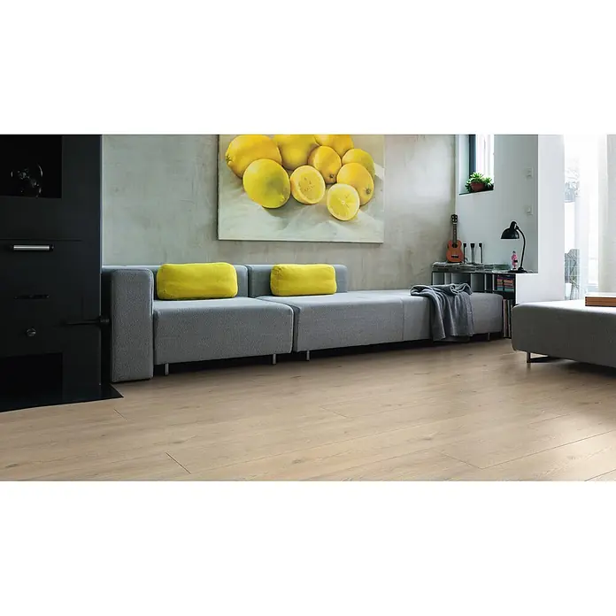 Living by Haro Laminat Gigante - Eiche Toronto steingrau, Landhausdiele, 2.200 x 243 x 8 mm - Heller Naturholzfußboden in einem modernen Wohnzimmer verlegt.