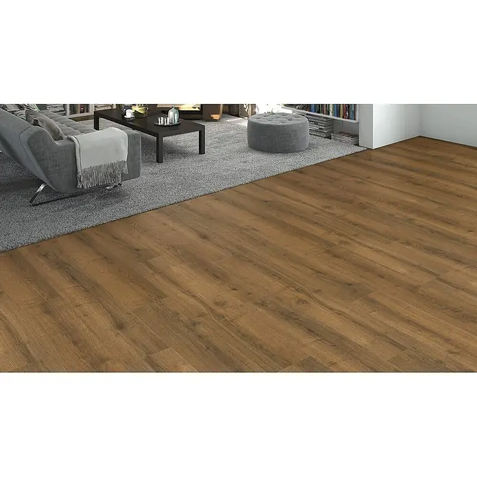 Living by Haro Laminat NKL32 - Eiche Langley natur, Landhausdiele, 1.282 x 193 x 7 mm - Brauner Holzplankenboden in einem modernen Wohnzimmer mit grauem Teppich.