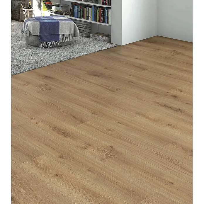 Living by Haro Laminat Sonderedition - Eiche Olbia, Landhausdiele, 1.282 x 193 x 7 mm - Warmer brauner Laminatboden in Holzoptik mit natürlicher Maserung und Astdetails, in einem Wohnraum verlegt.