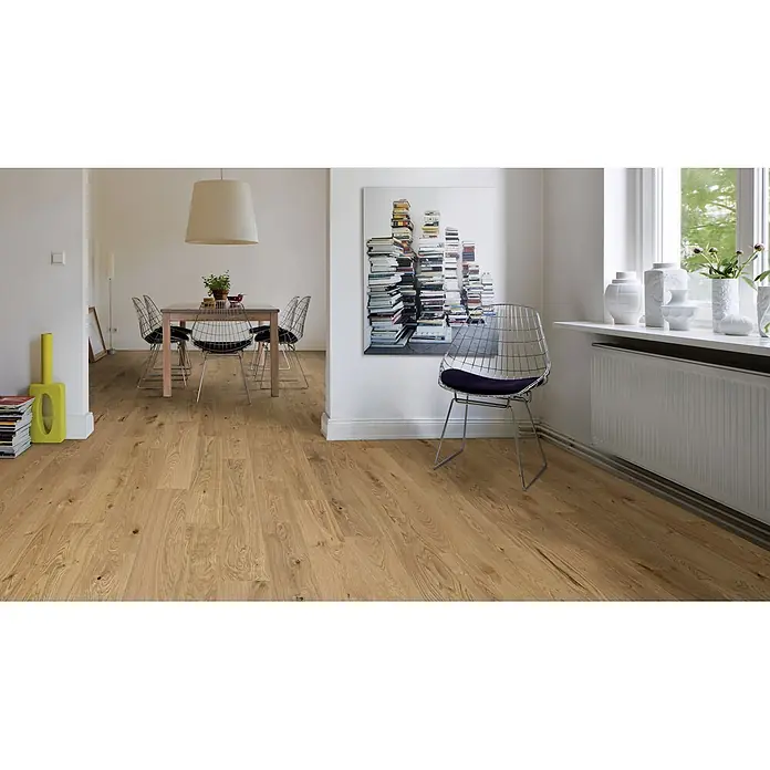 Living by Haro Parkett - Eiche geölt strukturiert, Landhausdiele, 1.085 x 180 x 11 mm - Heller Naturholzfußboden in einem Ess- und Wohnbereich.