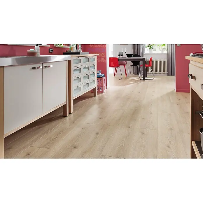 Living by Haro Laminat Gigante - Eiche Toronto steingrau, Landhausdiele, 2.200 x 243 x 8 mm - Helles Eichenlaminat mit natürlicher Holzmaserung bedeckt den Boden eines modernen Küchen- und Essbereichs.