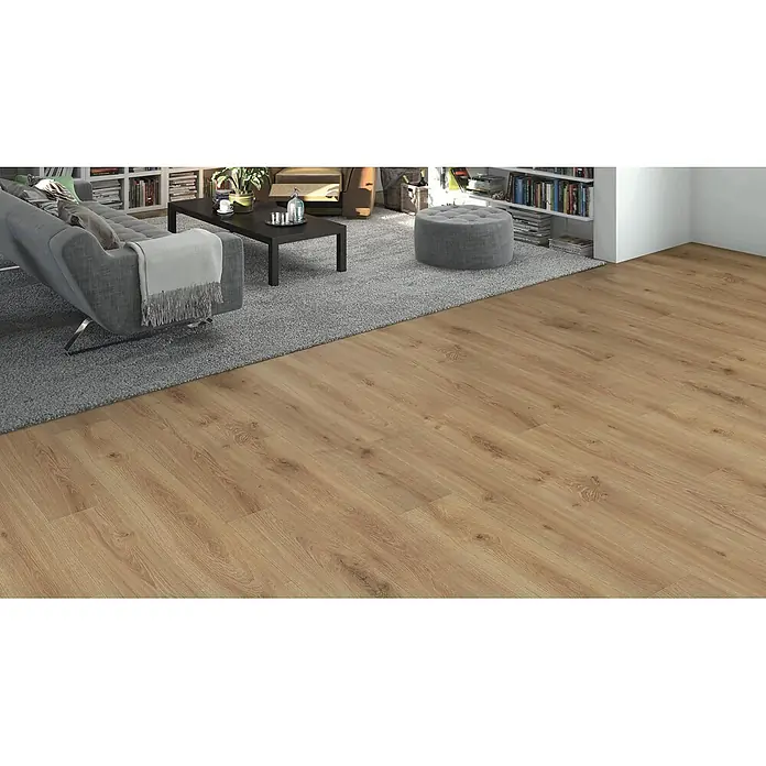 Living by Haro Laminat Sonderedition - Eiche Olbia, Landhausdiele, 1.282 x 193 x 7 mm - Heller Holzdielenboden in einem Wohnzimmer, teilweise bedeckt von einem grauen Teppich.