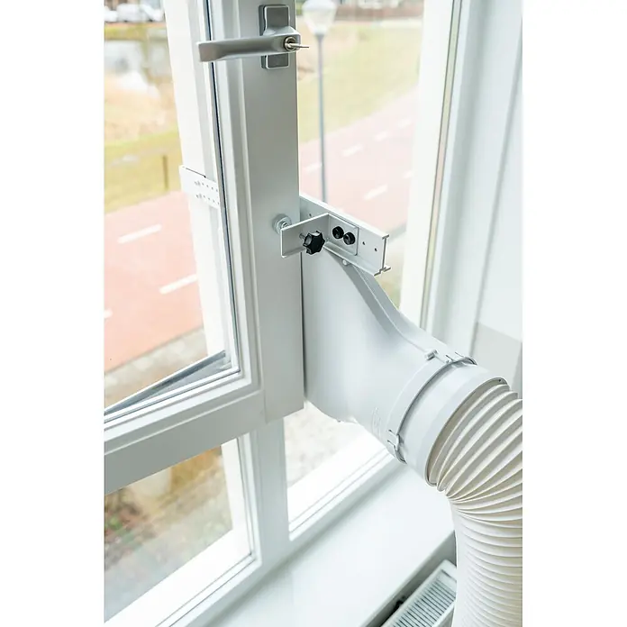 Eurom Adapter Window Way Out - Passend für: Klimageräte bis 18000 BTU - Weißes Fensterhalterungssystem für Klimaanlagenschläuche mit schwarzen Knöpfen, sicher in einem geöffneten Fenster installiert.