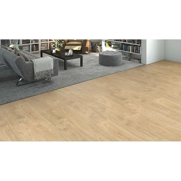Living by Haro Laminat NKL32 - Kastanie Granby, Landhausdiele, 1.282 x 193 x 7 mm - Heller Holzfußboden mit natürlicher Maserung in einem Wohnzimmer, teilweise bedeckt von einem grauen Teppich.