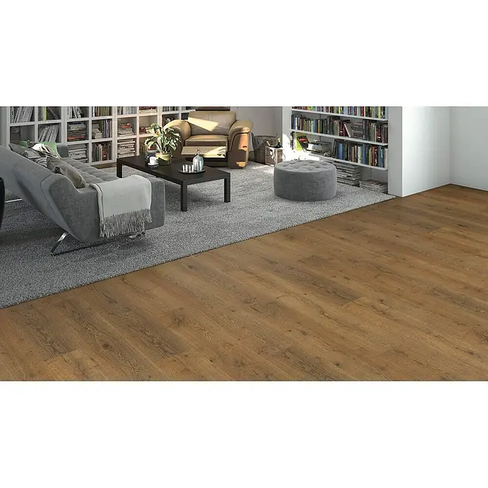 Living by Haro Laminat Sonderedition - Eiche Lombardia, Landhausdiele, 1.282 x 193 x 7 mm - Natürlicher Holzfußboden mit unterschiedlicher Maserung, in einem Wohnzimmer neben einem grauen Teppich verlegt.
