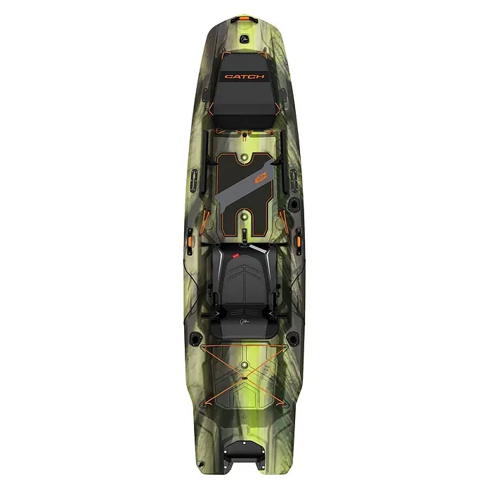Pelican Sit-On-Top Kajak Catch Mode 110 TR - L x B: 325 x 87 cm, Geeignet für: 1 Person, Tragkraft: 170 kg, RAM-X Mehrschicht-Polyethylen - Ansicht von oben eines tarnfarbenen, grün-gelb-schwarzen Angelkajaks mit gepolstertem Sitz, vorderem und hinterem Stauraum und Zubehörschienen.