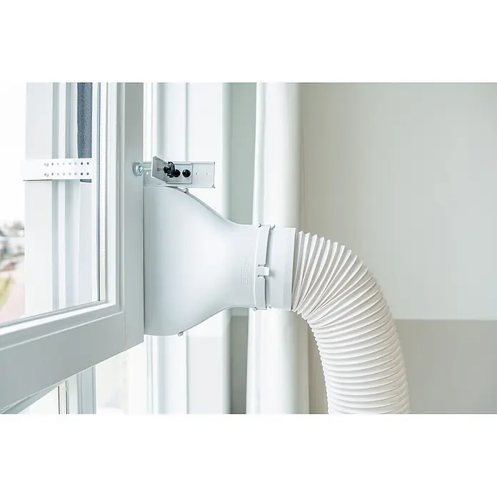 Eurom Adapter Window Way Out - Passend für: Klimageräte bis 18000 BTU - Weißes Kunststoff-Fensterabdichtungsset für mobile Klimaanlagen mit flexiblem Schlauch in einem offenen Fensterrahmen installiert.