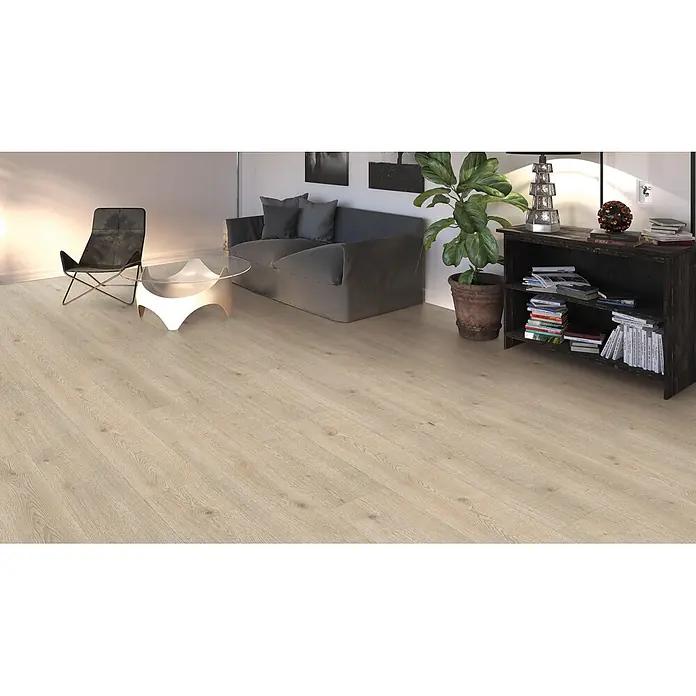 Living by Haro Laminat Gigante - Eiche Toronto steingrau, Landhausdiele, 2.200 x 243 x 8 mm - Heller beiger Laminatboden in Holzoptik in einem modernen Wohnzimmer verlegt.