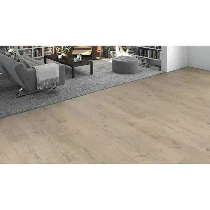 Living by Haro Laminat NKL32 - Eiche Edmonton, Landhausdiele, 1.282 x 193 x 7 mm - Heller Holzboden-Effekt, diagonal in einem Wohnzimmer verlegt, teilweise von einem grauen Teppich bedeckt.