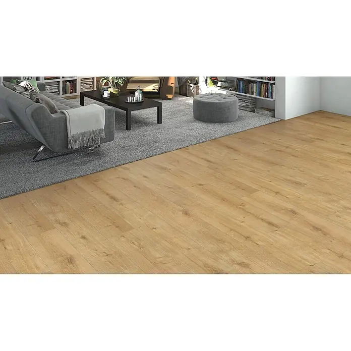 Living by Haro Laminat Sonderedition - Eiche Siena puro, Landhausdiele, 1.282 x 193 x 7 mm - Heller Holzfußboden in einem modernen Wohnzimmer, ergänzt durch einen grauen Teppich.