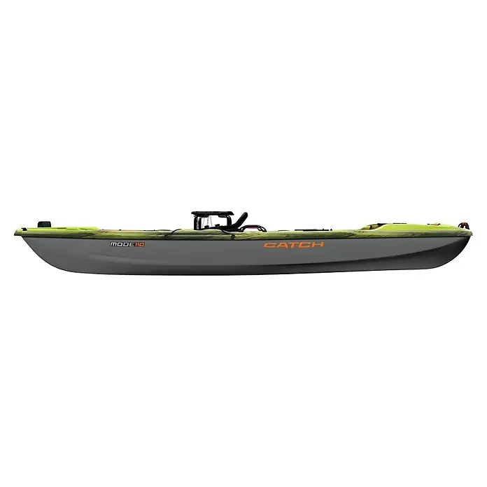 Pelican Sit-On-Top Kajak Catch Mode 110 TR - L x B: 325 x 87 cm, Geeignet für: 1 Person, Tragkraft: 170 kg, RAM-X Mehrschicht-Polyethylen - Grün getarntes und graues Angelkajak mit schwarzem Sitz und 'CATCH'-Logo.