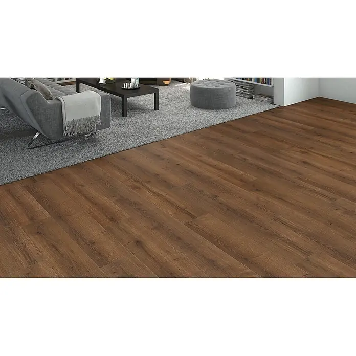 Living by Haro Laminat NKL32 - Eiche Langley geräuchert, Landhausdiele, 1.282 x 193 x 7 mm - Warmbrauner Holzoptik-Boden mit sichtbarer Maserung in einem modernen Wohnzimmer.