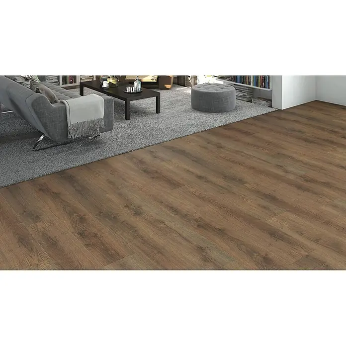 Living by Haro Laminat Sonderedition - Eiche Scarpa geräuchert, Landhausdiele, 1.282 x 193 x 7 mm - Brauner Holzboden mit sichtbarer Maserung, verlegt in einem Wohnzimmer, teilweise bedeckt von einem grauen Shaggy-Teppich.