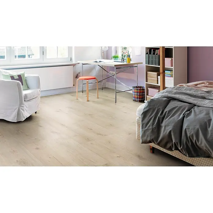 Living by Haro Laminat Sonderedition - Eiche Siena weiß, Landhausdiele, 1.282 x 193 x 7 mm - Heller Holzboden mit natürlicher Optik und dezenter Maserung, verlegt in einem hellen Raum.