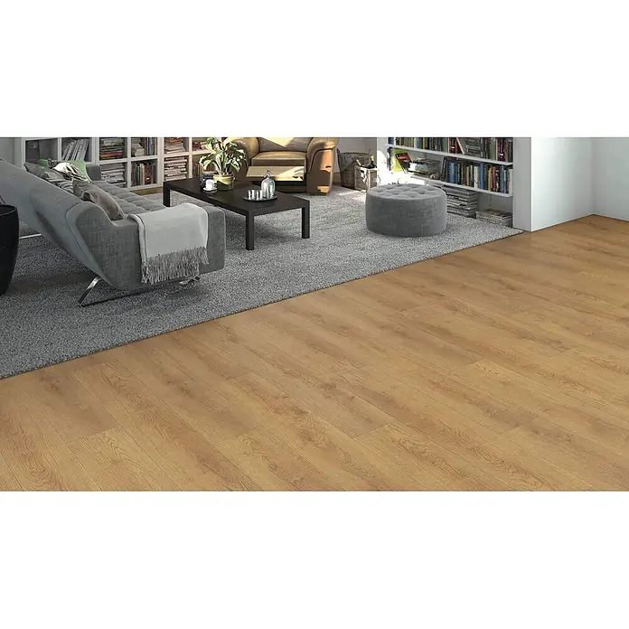 Living by Haro Laminat Sonderedition - Eiche Scarpa natur, Landhausdiele, 1.282 x 193 x 7 mm - Heller Holzfußboden mit natürlicher Maserung, verlegt in einem Wohnzimmer neben einem grauen Teppich.