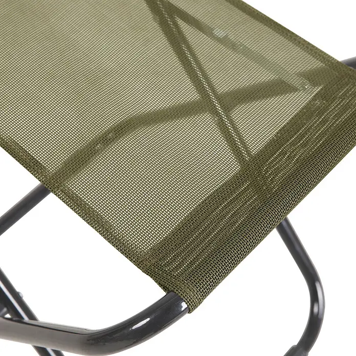 SVITA Garten-Liegestuhl TOMRA mit Hocker - 1 Stk., 50 % Kunststoffgewebe, 50 % Stahl, Klappbar, Grün, B x T x H: 61 x 77 x 93 cm - Nahaufnahme einer olivgrünen Netzsitzfläche auf schwarzem Metallrahmen, Teil eines Klappstuhls oder Hockers.