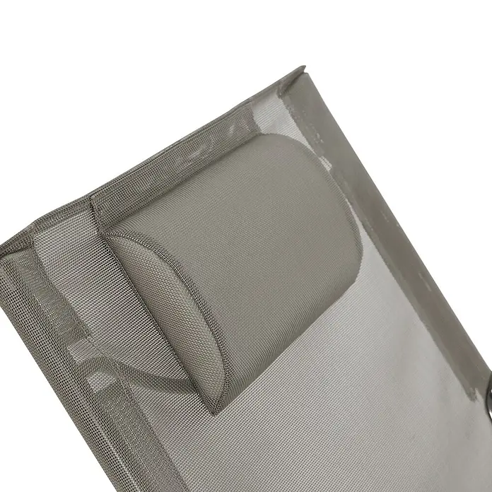 SVITA Garten-Liegestuhl TOMRA mit Hocker - 1 Stk., Pulverbeschichteter Stahl, Kunststoffgewebe, Klappbar, Hellgrau, B x T x H: 61 x 77 x 93 cm - Nahaufnahme einer grauen Kopfstütze aus Netzstoff auf einem Liegestuhl.