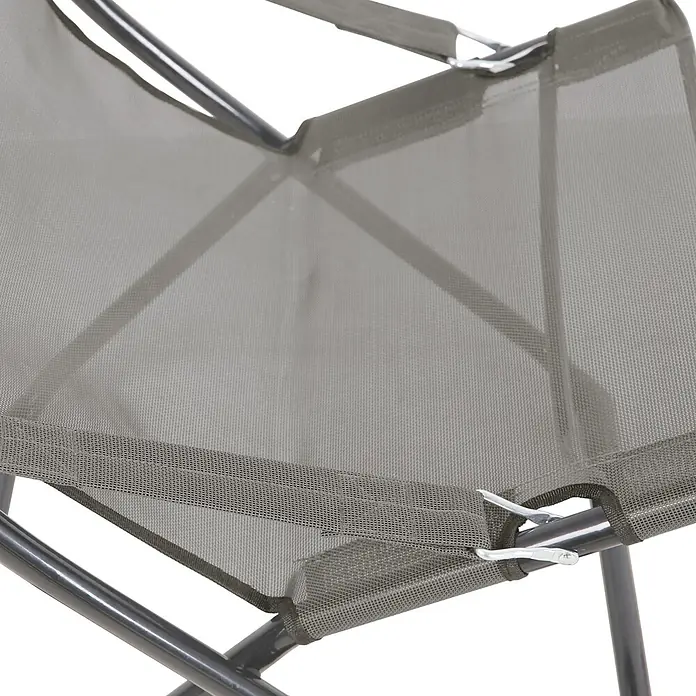 SVITA Garten-Liegestuhl TOMRA mit Hocker - 1 Stk., Pulverbeschichteter Stahl, Kunststoffgewebe, Klappbar, Hellgrau, B x T x H: 61 x 77 x 93 cm - Nahaufnahme einer Sitzfläche aus grauem Netzstoff, befestigt an dunklen Metallrahmen mit silbernen Haken.