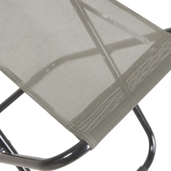 SVITA Garten-Liegestuhl TOMRA mit Hocker - 1 Stk., Pulverbeschichteter Stahl, Kunststoffgewebe, Klappbar, Hellgrau, B x T x H: 61 x 77 x 93 cm - Grauer Netzstoffsitz eines Stuhls mit dunklem Metallrahmen, zeigt atmungsaktives, robustes Material.