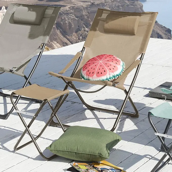 SVITA Garten-Liegestuhl TOMRA mit Hocker - 50 % Kunststoffgewebe, 50 % Stahl, Taupe, B x T x H: 61 x 77 x 93 cm - Klappbare Outdoor-Stühle in Beige und Grau mit passendem Hocker und Kissen, mit Aussicht.