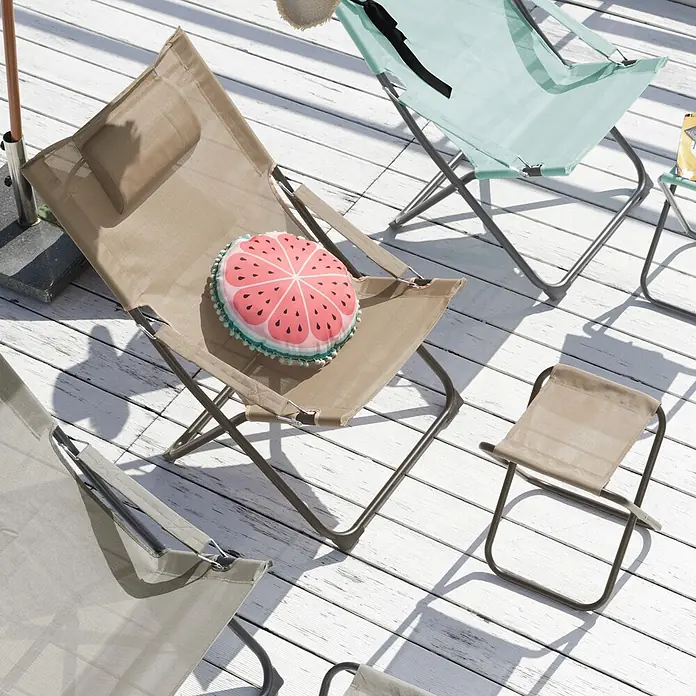 SVITA Garten-Liegestuhl TOMRA mit Hocker - 50 % Kunststoffgewebe, 50 % Stahl, Taupe, B x T x H: 61 x 77 x 93 cm - Mehrere faltbare Outdoor-Stühle in verschiedenen Farben, darunter ein beiger Stuhl mit Wassermelonenkissen, auf Holzterrasse.