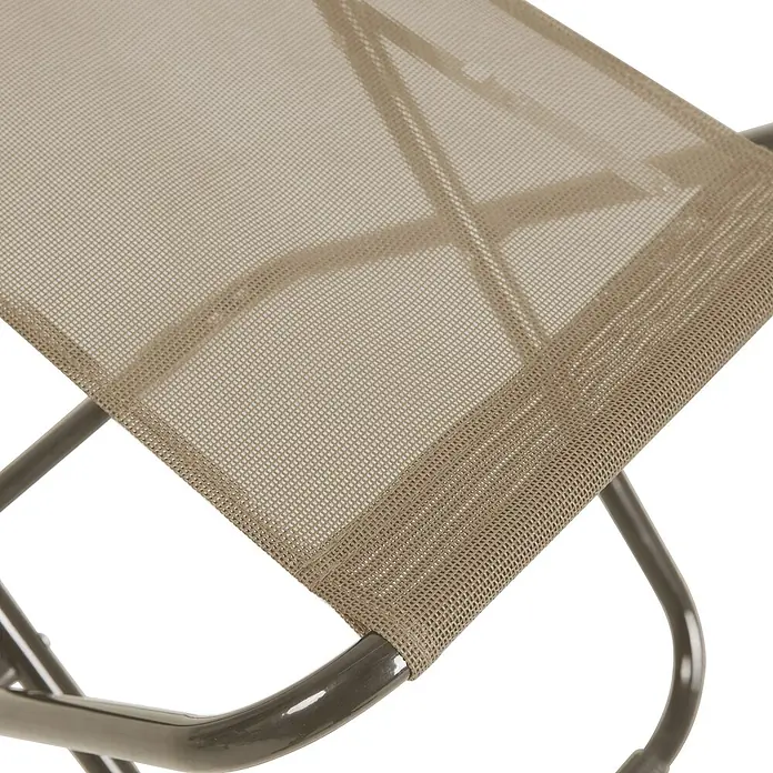 SVITA Garten-Liegestuhl TOMRA mit Hocker - 50 % Kunststoffgewebe, 50 % Stahl, Taupe, B x T x H: 61 x 77 x 93 cm - Nahaufnahme eines beigefarbenen Netzgewebes über einem dunkelbraunen Metallrahmen, typisch für Gartenmöbel.