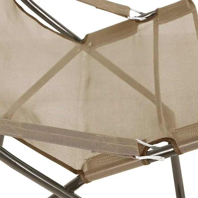 SVITA Garten-Liegestuhl TOMRA mit Hocker - 50 % Kunststoffgewebe, 50 % Stahl, Taupe, B x T x H: 61 x 77 x 93 cm - Nahaufnahme eines beigefarbenen Mesh-Stoffstuhls mit dunklem Metallrahmen und Haken, die den Stoff befestigen.