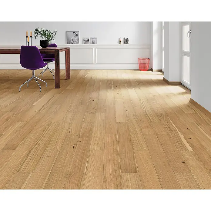 Living by Haro Parkett - Toscana Eiche pure, Landhausdiele, 1.000 x 120 x 11 mm - Heller Naturholz-Dielenboden in einem modernen Esszimmer.