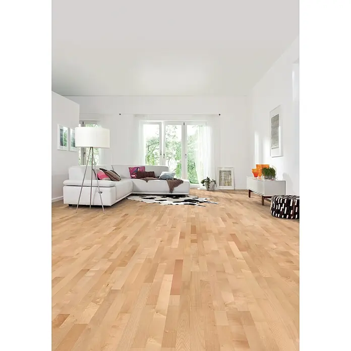 LOGOCLIC Parkett - Bergahorn, Schiffsboden, 1.085 x 180 x 12 mm - Heller Naturholzfußboden mit Maserung in einem modernen Wohnzimmer.