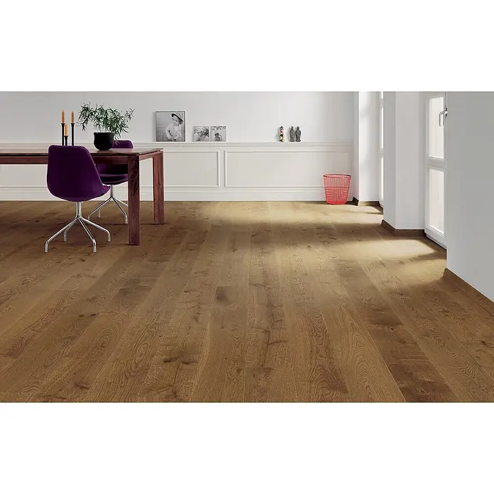 LOGOCLIC Parkett - Eiche Mocca versiegelt matt, Landhausdiele, 2.200 x 180 x 11 mm - Braune Holzfußbodendielen mit sichtbarer Maserung in einem modernen Raum mit Esstisch, von natürlichem Licht beleuchtet.
