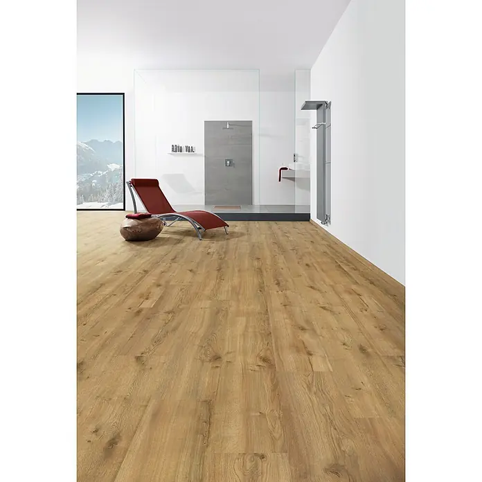 Living by Haro Hydrostar Designboden - Eiche Montana natur, Landhausdiele, 1.282 x 235 x 6,5 mm - Heller Holzfußboden mit natürlicher Maserung in einem geräumigen, modernen Badezimmer.