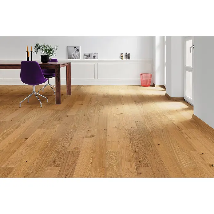 Living by Haro Parkett - Toscana Eiche, Landhausdiele, 1.000 x 120 x 11 mm - Natürliche helle Eichendielen mit ausgeprägter Maserung und Ästen in einem Raum.