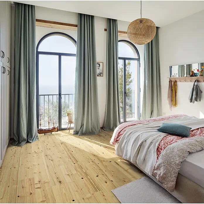 Living by Haro Parkett - Tanne, Landhausdiele, 2.200 x 180 x 13,5 mm - Heller Naturholzfußboden mit sichtbaren Ästen in einem sonnigen Schlafzimmer.