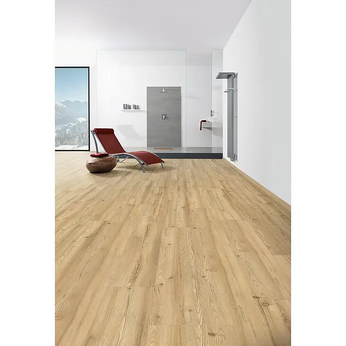 Living by Haro Hydrostar Designboden - Lärche Lugano puro, Landhausdiele, 1.282 x 235 x 6,5 mm - Heller Holzboden in einem geräumigen, modernen Bad mit großem Fenster und Liegestuhl.