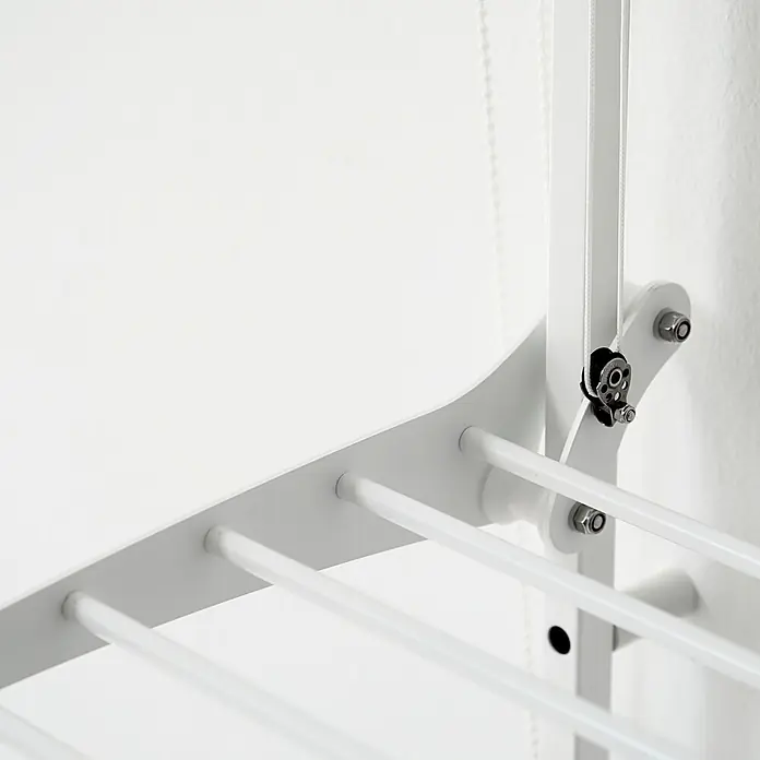 Foxydry Wandwäschetrockner Wall 150 Weiß - 152 cm, Farbe: Weiß - Detail eines weißen verstellbaren wandmontierten Wäscheständers mit Seilzugsystem und Stangen.