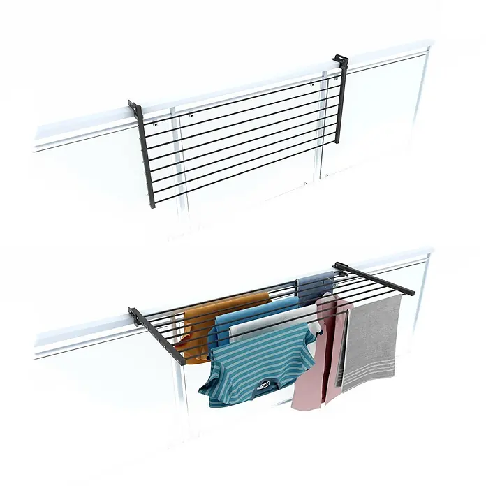 Foxydry Wandwäschetrockner Duo 120 Anthrazit - 118 cm, Farbe: Anthrazitschwarz - Dunkelgrauer Metall-Balkonwäscheständer an einem Geländer, leer und mit bunten Kleidungsstücken auf den Stangen gezeigt.