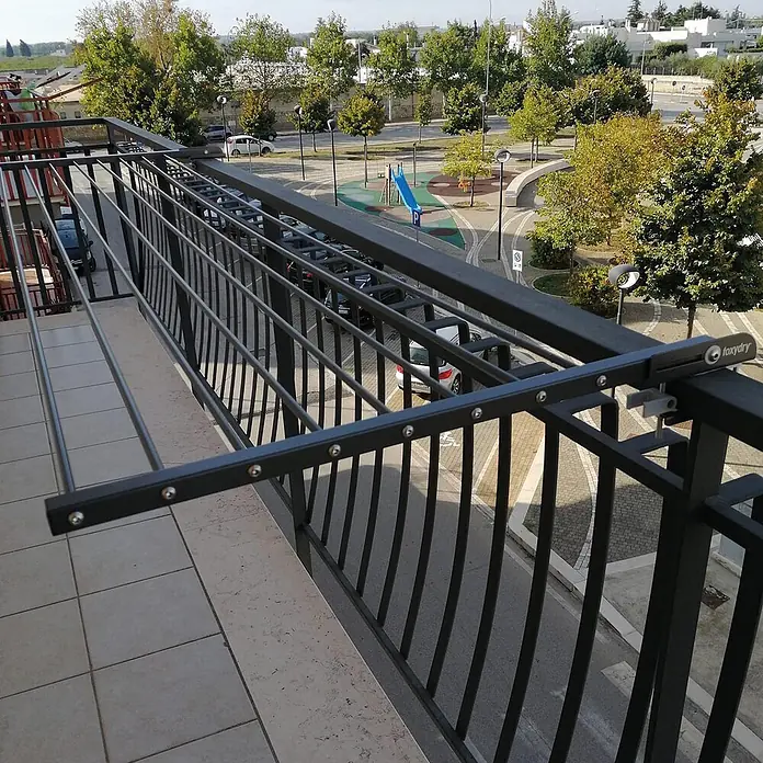 Foxydry Wandwäschetrockner Duo 120 Anthrazit - 118 cm, Farbe: Anthrazitschwarz - Schwarzer Wäschetrockner aus Metall für den Balkon, an einem Geländer befestigt, zum Trocknen im Freien.