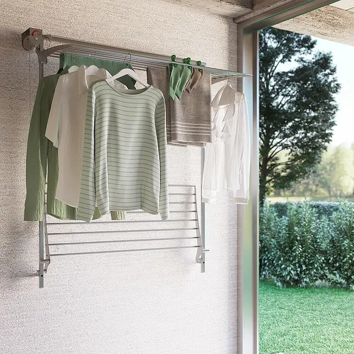Foxydry Wandwäschetrockner Wall Plus 100 Grau - 108 cm, Farbe: Stahlgrau - Wandmontierter grauer Metall-Wäscheständer mit aufgehängter Wäsche.