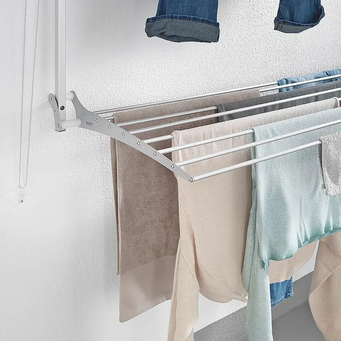 Foxydry Wandwäschetrockner Wall Plus 100 Grau - 108 cm, Farbe: Stahlgrau - Silbernes, wandmontiertes Wäschereck mit hängender Wäsche.