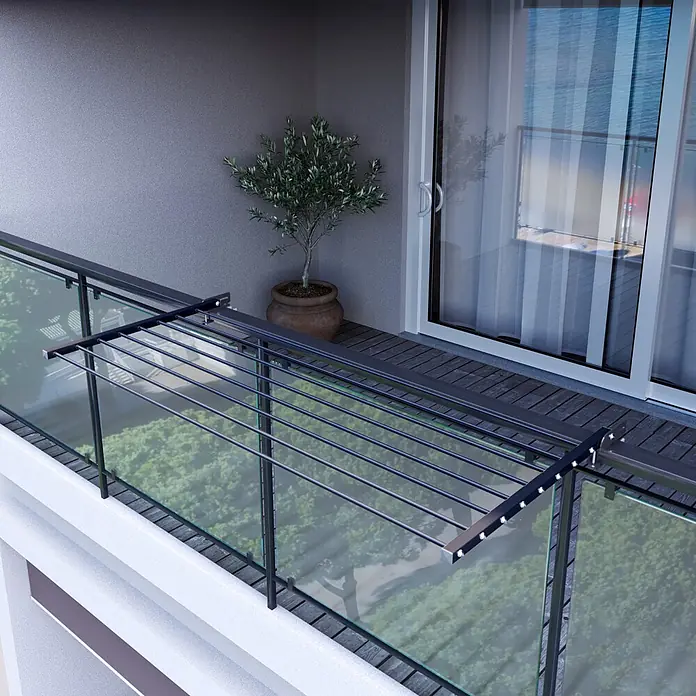 Foxydry Wandwäschetrockner Duo 60 Anthrazit - 62 cm, Farbe: Anthrazitschwarz - Schwarzer Metall-Wäscheständer an einer Balkon-Glasbrüstung montiert.