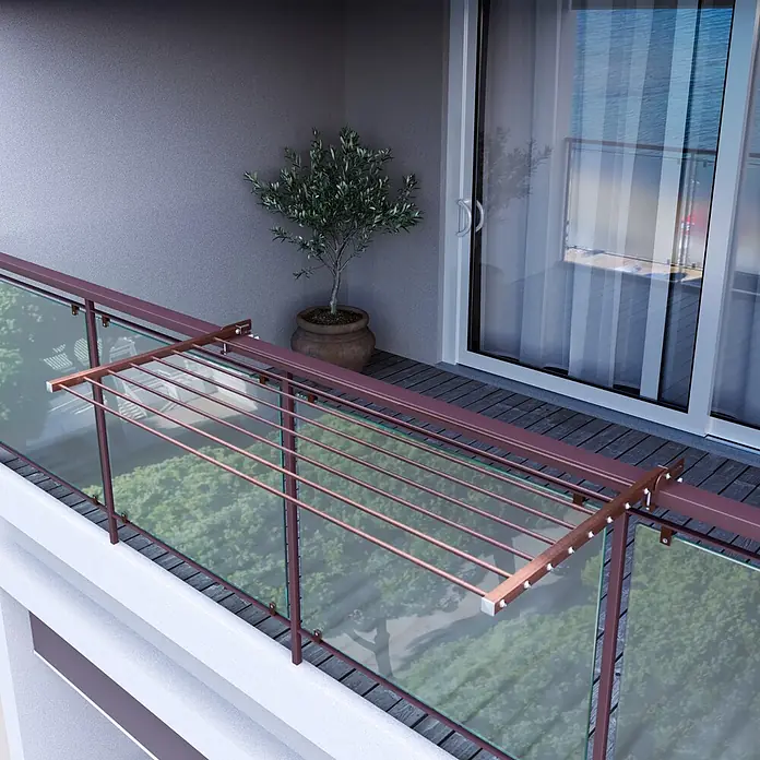 Foxydry Wandwäschetrockner Duo 200 Corten - 202 cm, Farbe: Corten-Optik - Rostbrauner Wäscheständer aus Metall an einem Glasbalkongeländer auf einem Apartmentbalkon.